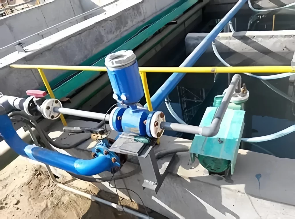 Battery powered electromagnetic flow meter installation