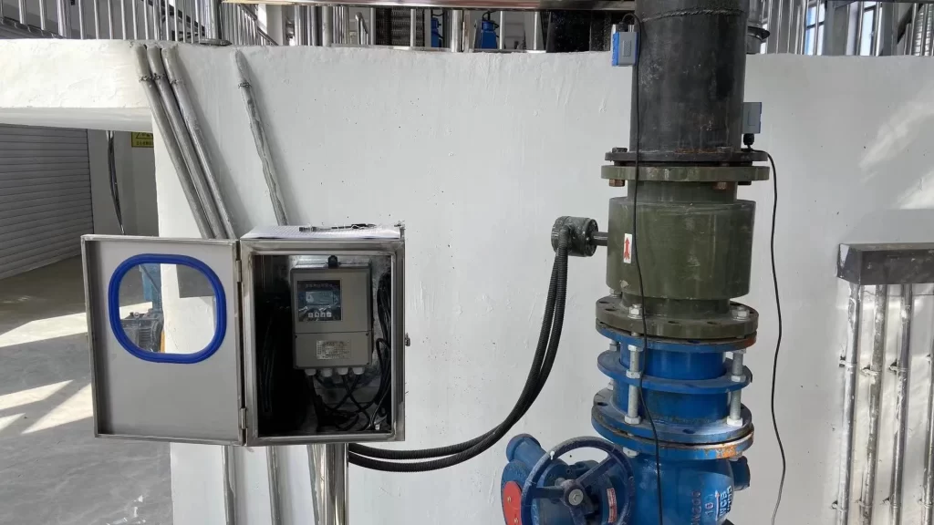 Magnetic type flow meter split structure installation