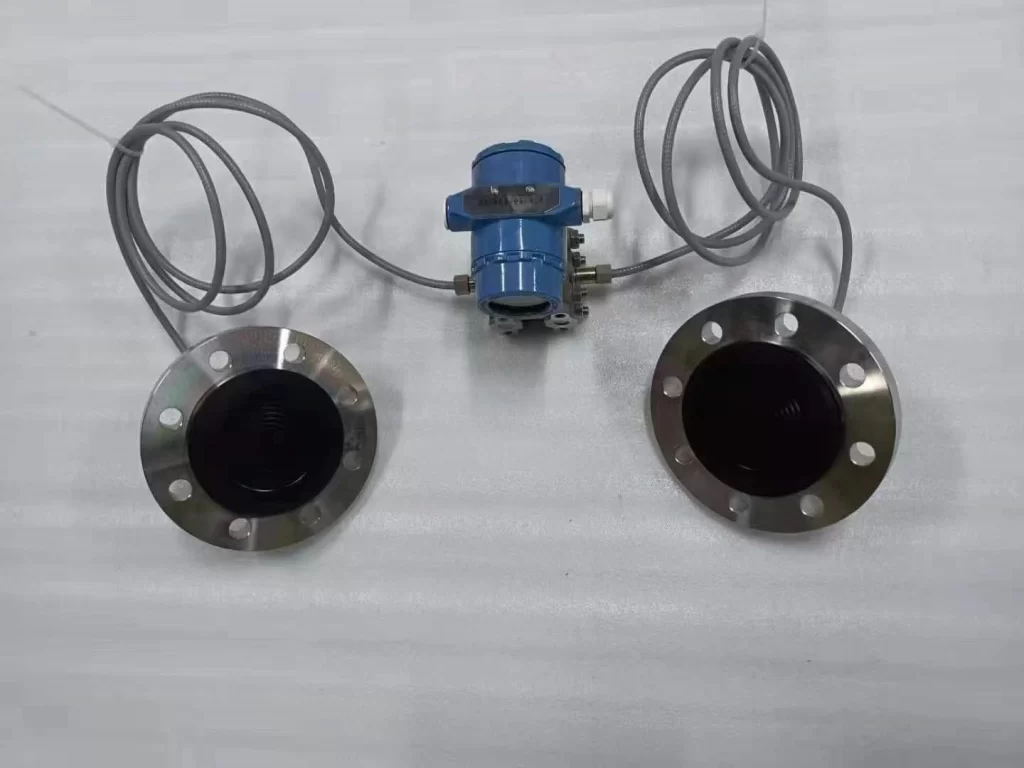 Double flange pressure transmitter 1