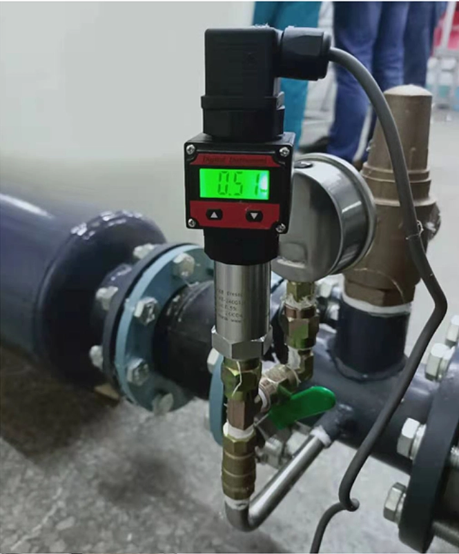 Compact digital gauge pressure transmitter