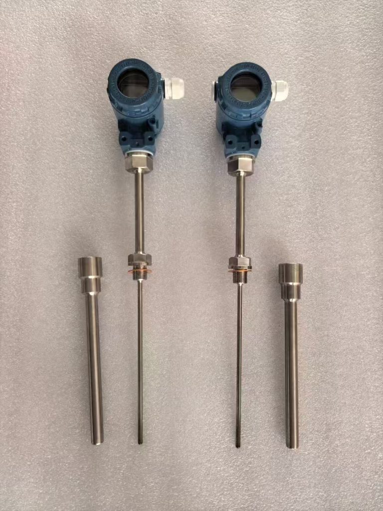Temperature transmitter with thermowell