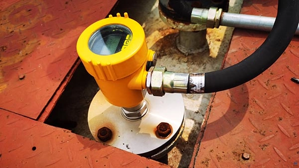 Radar level meter to measure tank liquid level