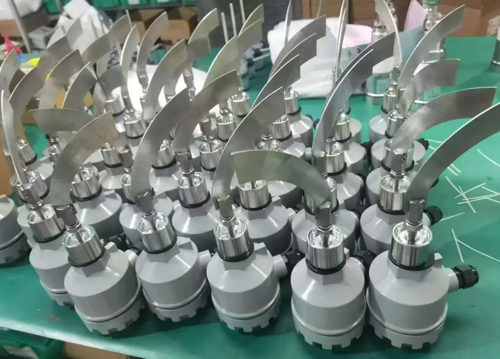 Rotary paddle level switch