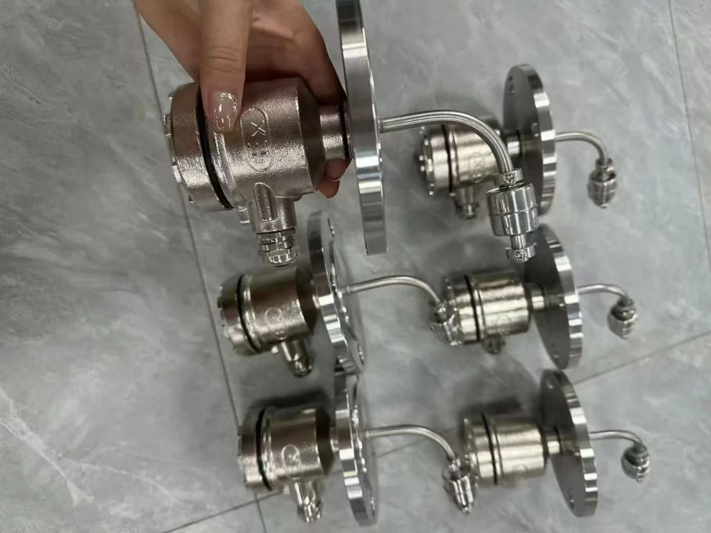 Side mounted float level switch