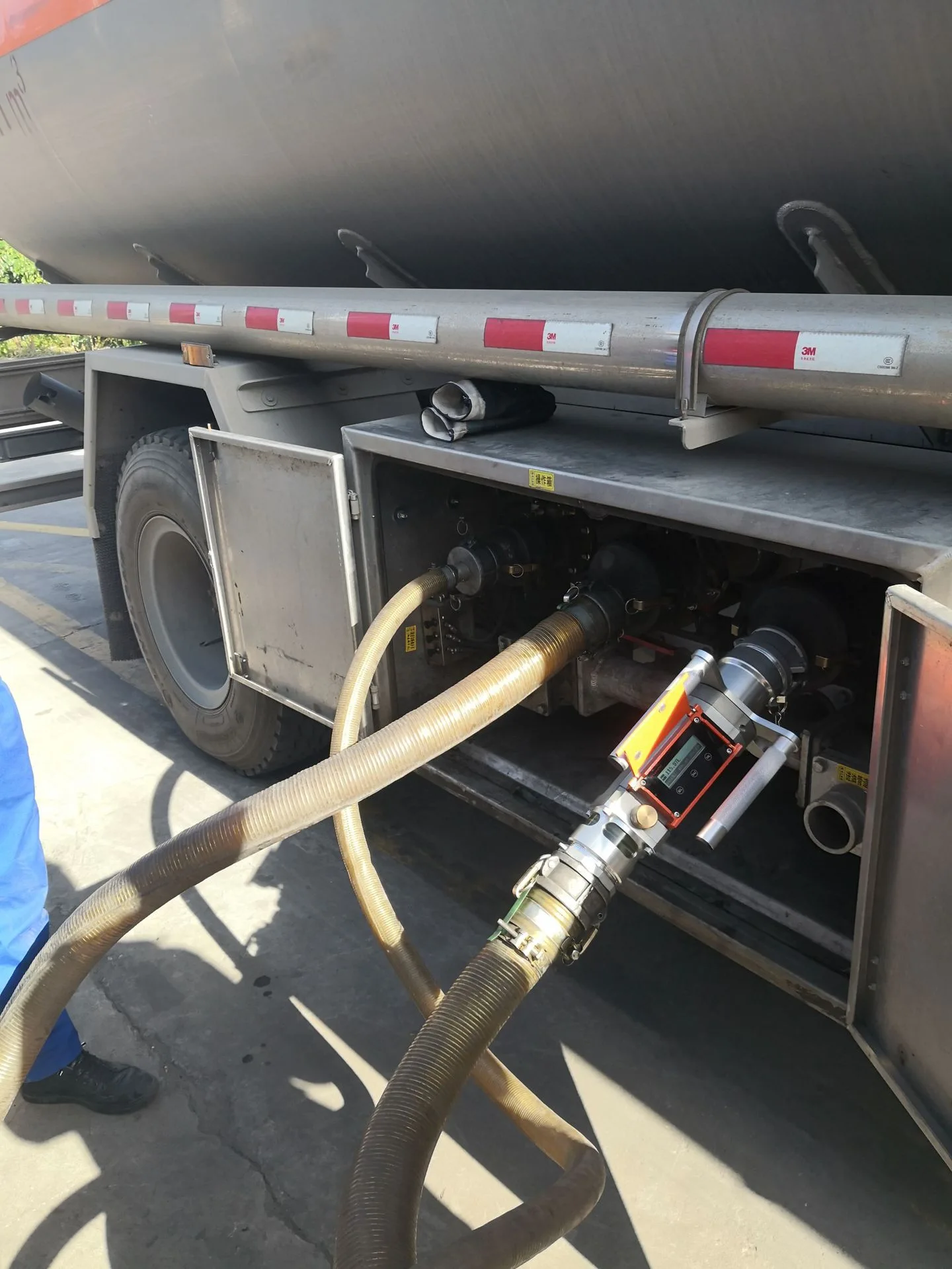 How to Verify Fuel Tanker Delivery Volume at a Gas Station
