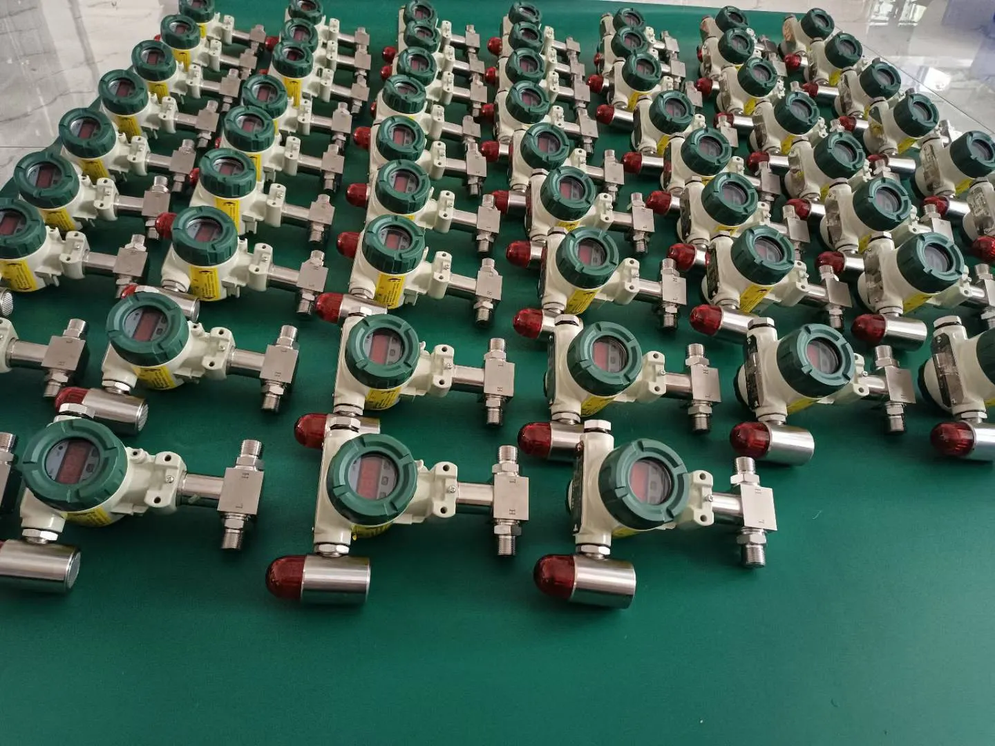 Differential pressure switches with audible and visual alarm